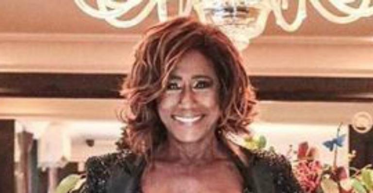 Aos 69 anos, Glória Maria surge deslumbrante em look brilhante e cinturinha fina impressiona