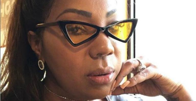 Juntos há alguns meses, mãe de Ludmilla rebate críticas após namorado tatuar seu rosto