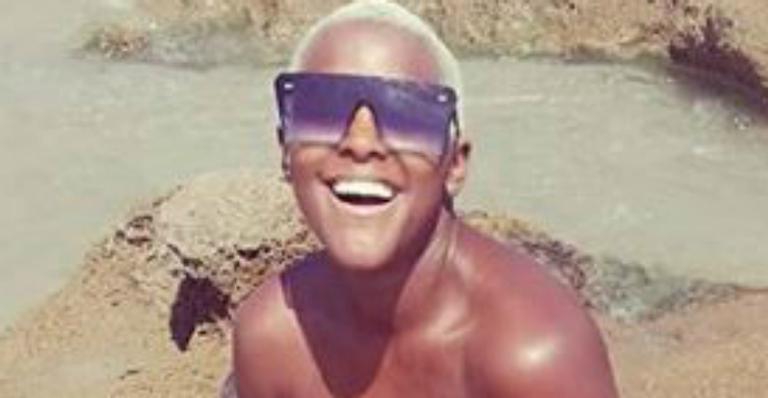 Mãe de três, ex-BBB Angélica Ramos faz topless na França e leva ‘alfinetada’ do filho