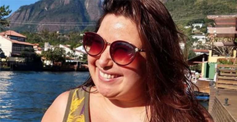 Mariana Xavier exibe corpão ao surgir de biquíni branco em novo ensaio