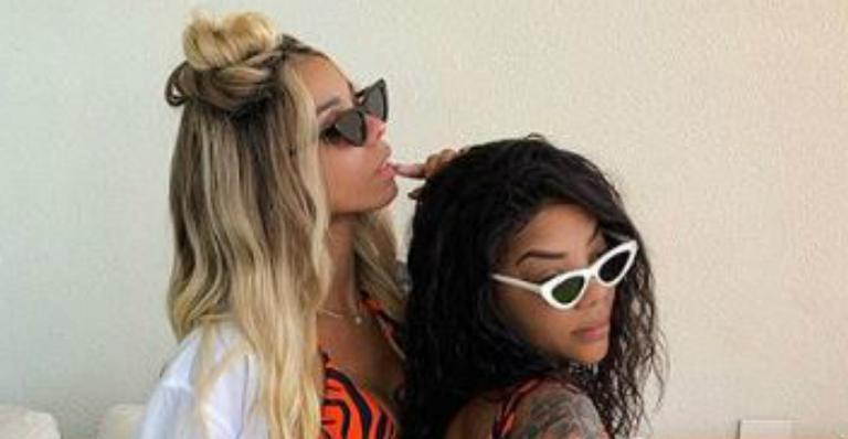 Ludmilla grava momento íntimo com namorada e dançarina abaixa calcinha para mostrar tatuagem