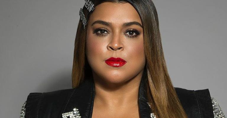 Preta Gil comemora os 45 anos com decote gigante e se garante: ”Me achando gatinha”