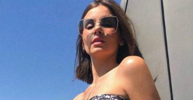 Camila Queiroz aparece usando biquíni feito a base de lixo: ”Quero incentivar”
