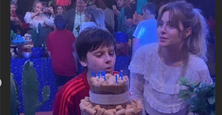 Carolina Dieckmann festeja o aniversário do filho com festa junina fora de época