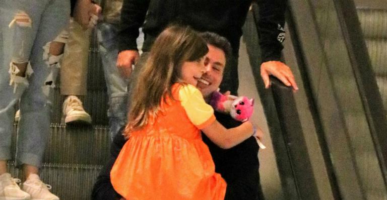 Em raro registro, Cauã Reymond passeia feliz da vida em família e beleza da filha impressiona