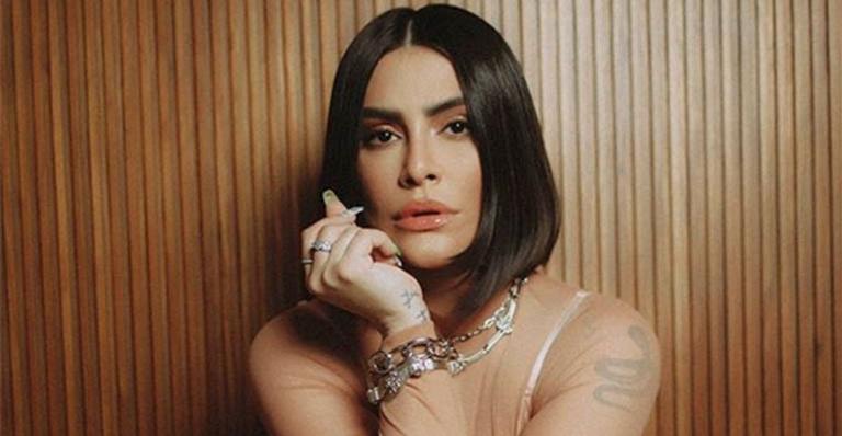 Cleo faz cirurgia para retirar cisto e sofre ao ficar sem falar