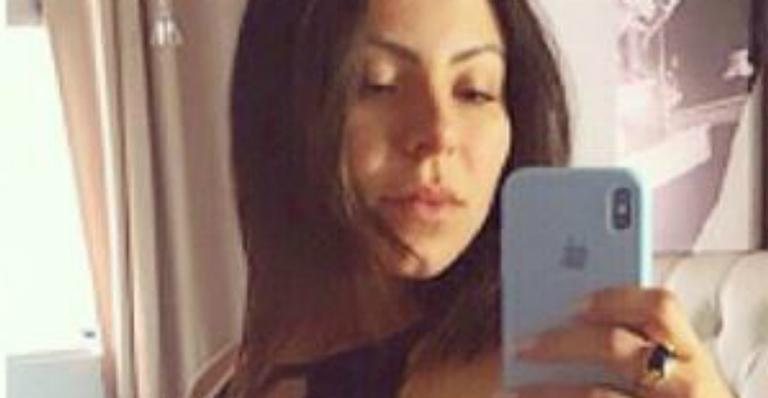 Esposa de Thammy Miranda surge de lingerie para mostrar evolução do barrigão