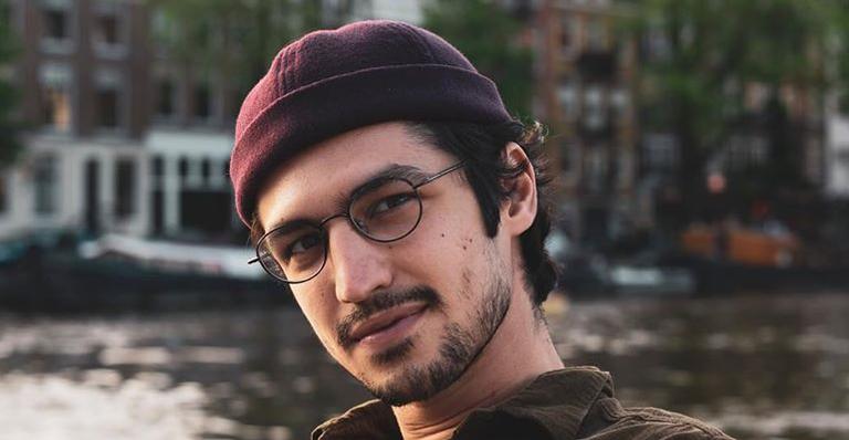 Gabriel Leone radicaliza e aparece com os cabelos loiros