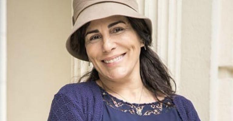 Gloria Pires posa com elenco da refilmagem de ‘Éramos Seis’ pela primeira vez