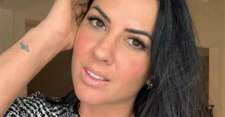 De biquíni, Graciele Lacerda exibe barriga sarada e revela sua fonte de inspiração