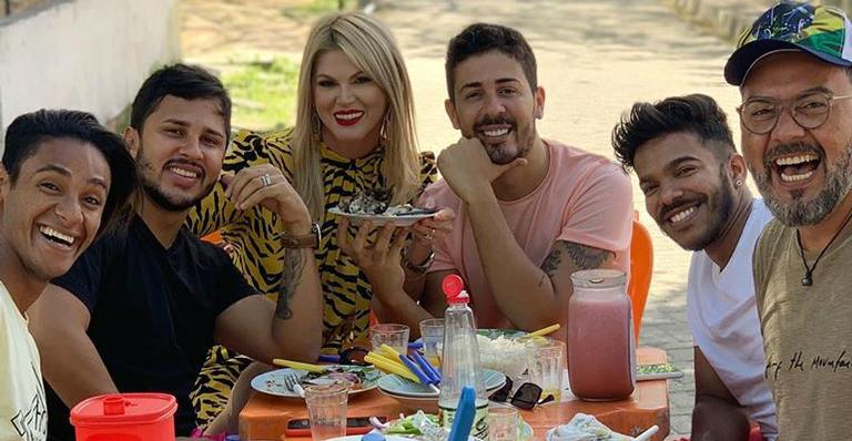 Val Marchiori deixa o luxo de lado e almoça com Carlinhos Maia em mesa de plástico