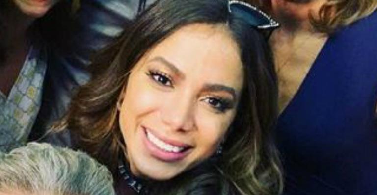 Anitta divide raro registro da mãe gatíssima e beleza surpreende fãs