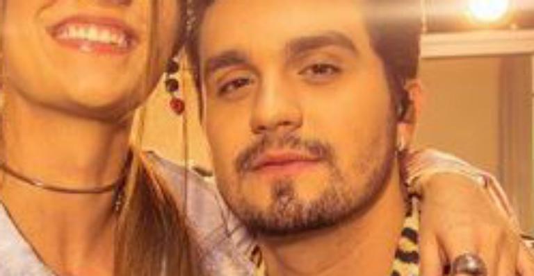 Namorada de Luan Santana surge no colo do cantor em raro registro
