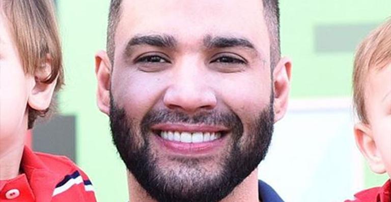 Bebês gigantes! Gusttavo Lima sofre para carregar os dois filhos nos braços em foto