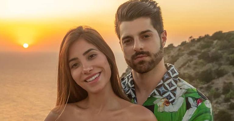 Com vestido justinho, Romana Novais exibe barriguinha tímida de seis meses e surpreende