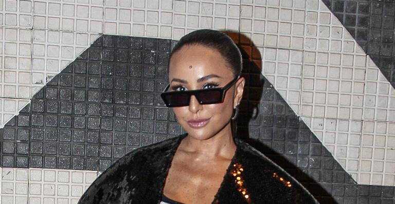 Sabrina Sato aposta em look alternativo e rouba a cena em festa de Bruna Marquezine