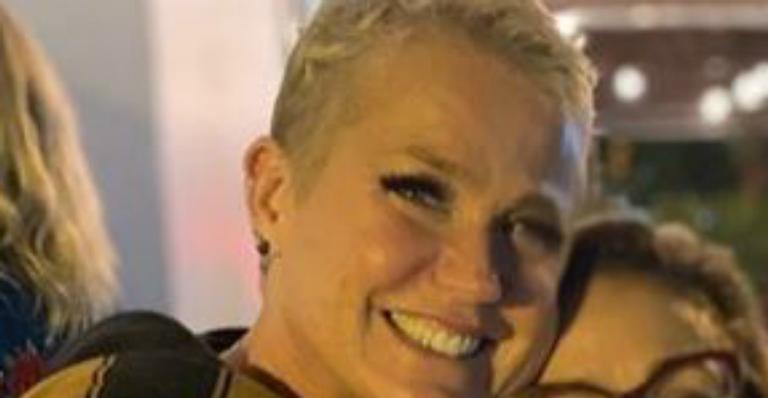 Xuxa Meneghel curte noite em barzinho com ex-paquitas: ”Amizade verdadeira”