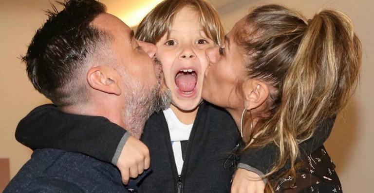 Adriane Galisteu é atacada após publicar selinho do marido no filho