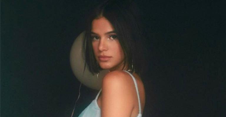 Bruna Marquezine dança e sensualiza ao som de Tropkillaz em novo vídeo