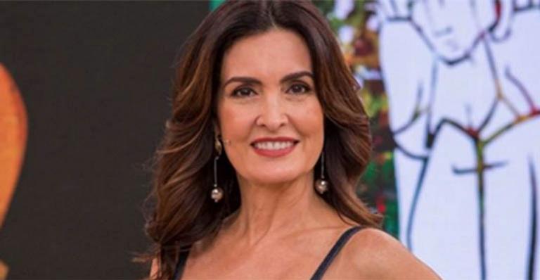 Filha de Fátima Bernardes coloca os ombros pra jogo ao usar blusa decotada
