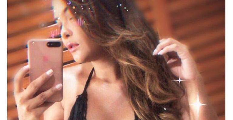 Geisy Arruda ganha elogios picantes ao exibir dobrinhas usando maiô cavado e decotado