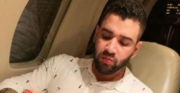 Gusttavo Lima foge da dieta, come pizza inteira dentro do avião e Andressa Suita manda recado