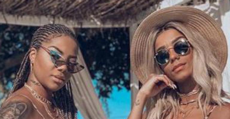 Namorada de Ludmilla posa de biquíni coladinha na cantora e agradece: ”Melhor fase da minha vida”