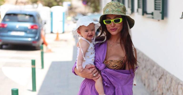 Sabrina Sato se derrete de amores ao gravar Zoe rolando na cama sozinha: “Brincando na cama da mamãe”