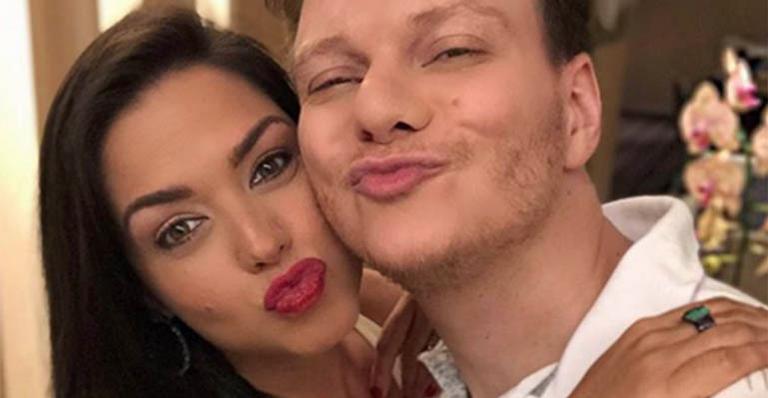 Thais Fersoza e Michel Teló mostram fotos oficiais da festa dos filhos