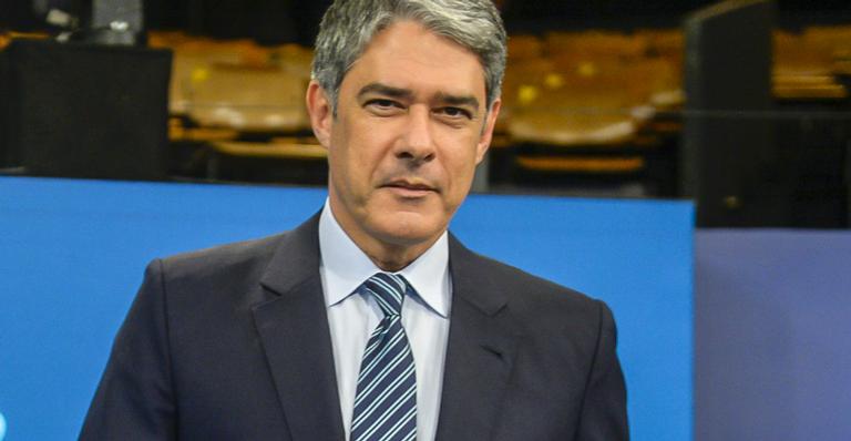 William Bonner ataca de churrasqueiro e curte Dia dos Pais com trigêmeos