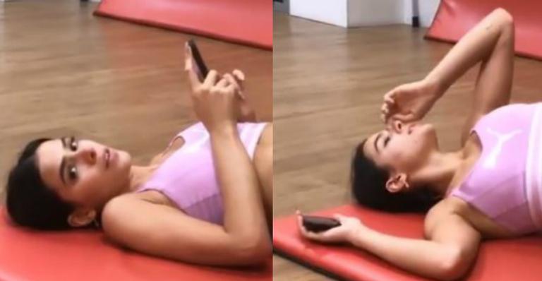 Bruna Marquezine ostenta curvas e barriguinha seca durante treino pesado