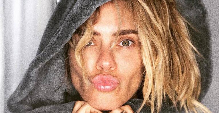 Carolina Dieckmann surge com cabelo bagunçado e seguidores elogiam: “Musa”
