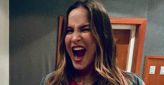 Na reta final da gravidez, Claudia Leitte encara aula de zumba e exibe barrigão enorme