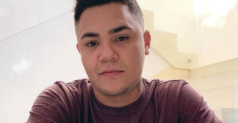 Felipe Araújo recebe o filho em sua mansão e comemora: ”Olha quem veio”