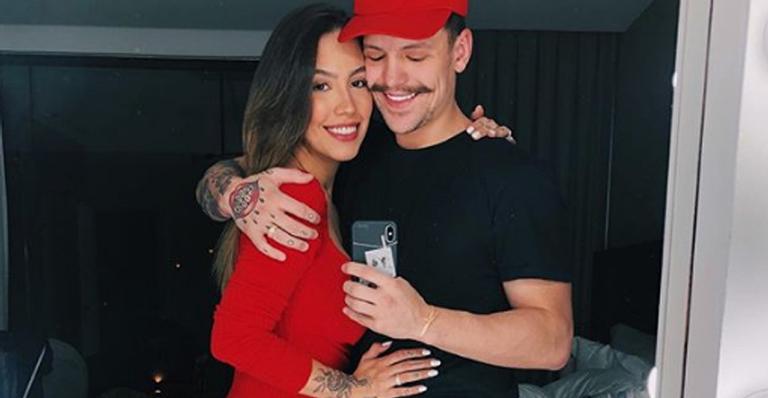 Gabi Brandt abre a carteira e dá presente nada básico para Saulo Pôncio no Dia dos Pais