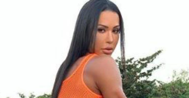 Após renovar bronze, Gracyanne Barbosa surge com shorts rasgado para mostra marquinhas