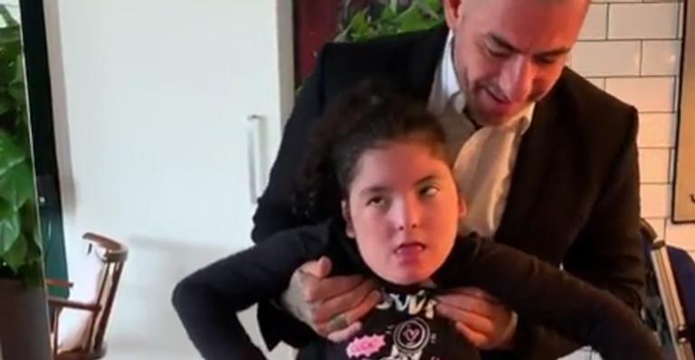 Henrique Fogaça causa comoção ao ajudar a filha a andar em vídeo