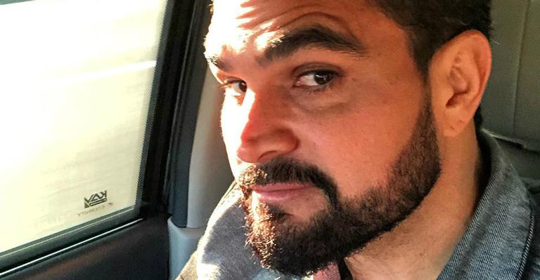 Luciano Camargo encanta fãs ao exibir clique antigo com o filho e relembra: ”Quase morri do coração”