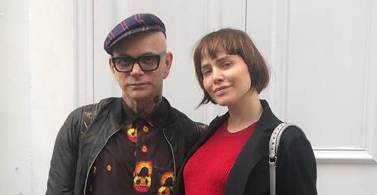 Com look justo, Letícia Colin exibe barrigão de grávida em Londres