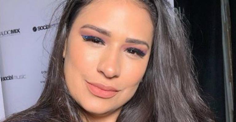 Novo visual? Simone surge completamente cacheada na web e pede opinião de fãs