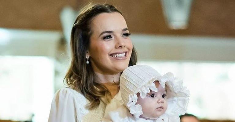 Thaeme registra a filha, Liz, com a roupa de batizado e encanta fãs: ”Uma boneca”