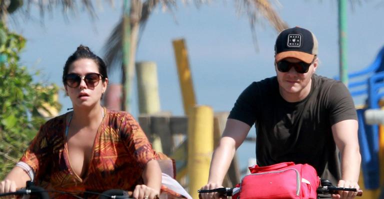 Thais Fersoza e Michel Teló levam filhos para curtir praia em passeio de bicicleta