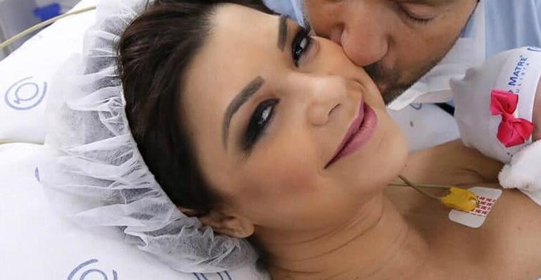 Amanda Françozo mostra o rostinho da filha recém-nascida pela primeira vez