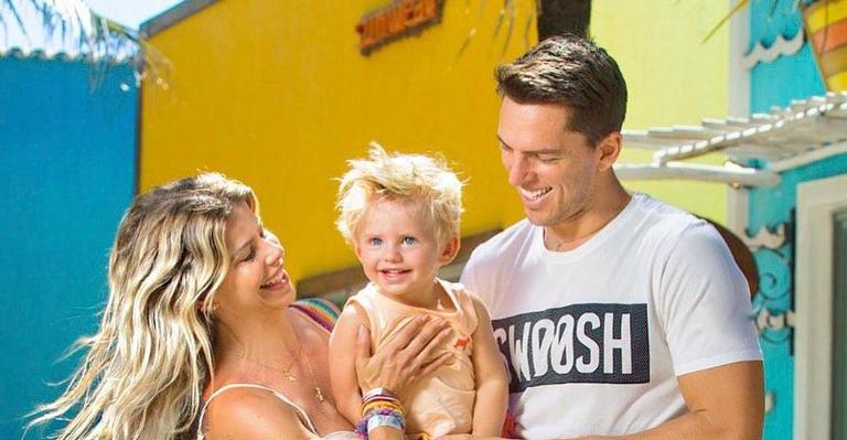 Karina Bacchi compartilha lindo clique em família e seguidores elogiam: “Nossa casa”