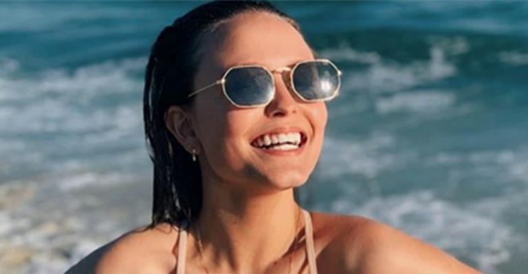 Larissa Manoela surge de biquíni ao celebrar data especial no namoro