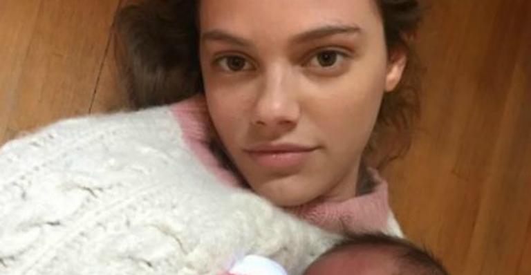 Grávida, Laura Neiva posa com bebê recém-nascido e confunde internautas