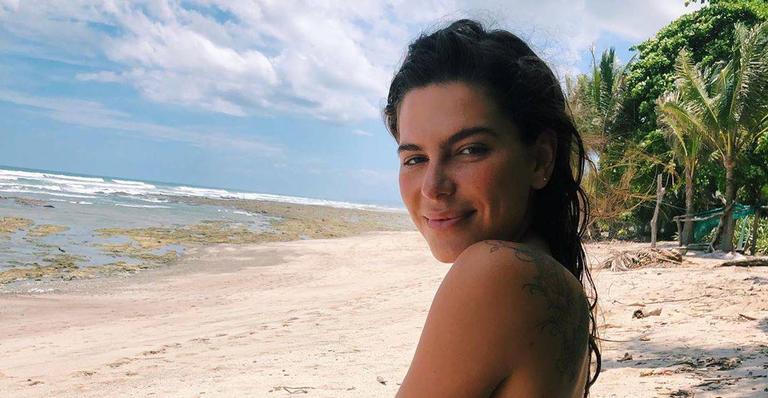Mariana Goldfarb mostra barriga chapada antes de seu treino em academia
