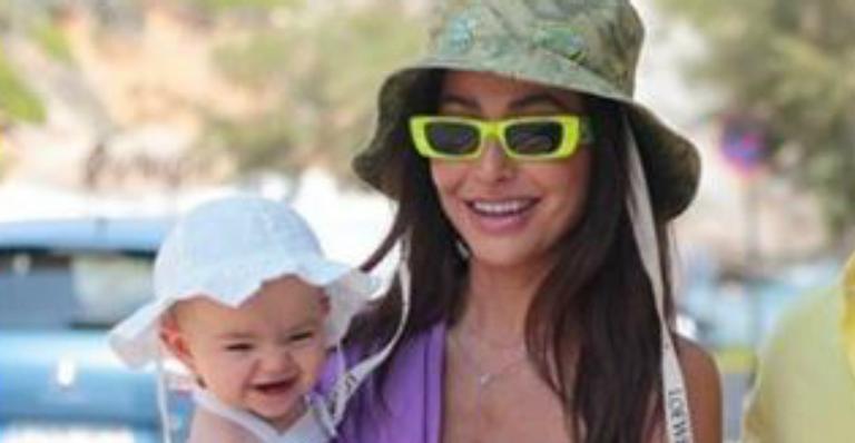 Fofura! Sabrina Sato veste Zoe de ‘porquinha’ e derrete seguidores