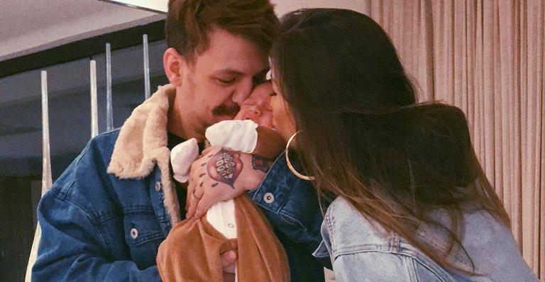 Gabi Brandt encanta fãs ao mostrar o rosto do filho na web: ”Tô apaixonada”