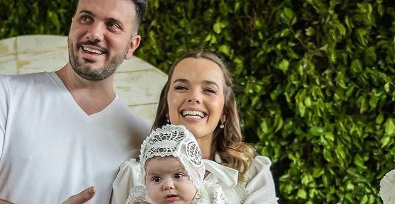 Thaeme mostra cliques da festinha pós batizado da filha: ”Me emocionou demais”